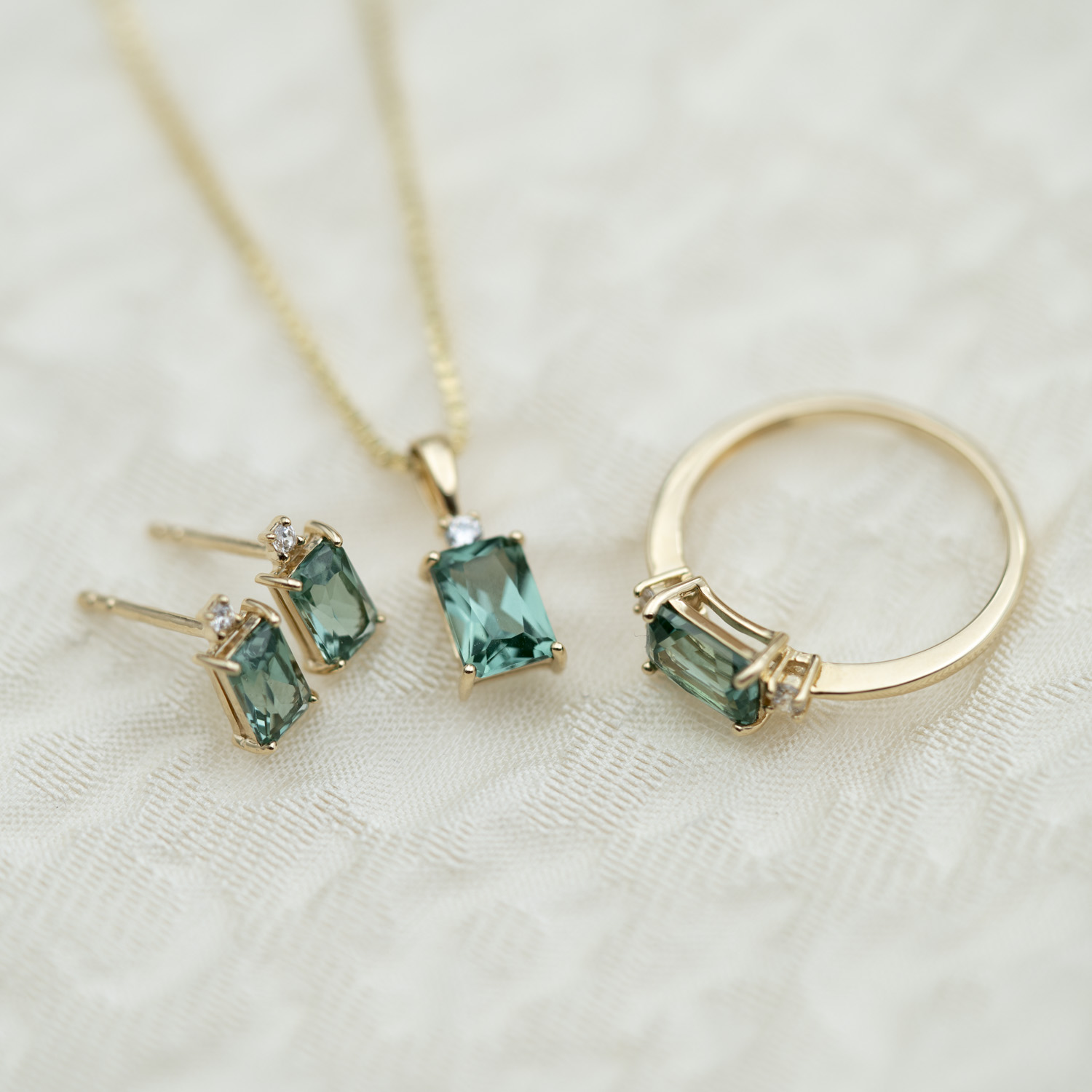 Bilde nummer 4 av Pan Jewelry, Øredobber i 585 gult gull med zirkonia og syntetisk grønn spinell