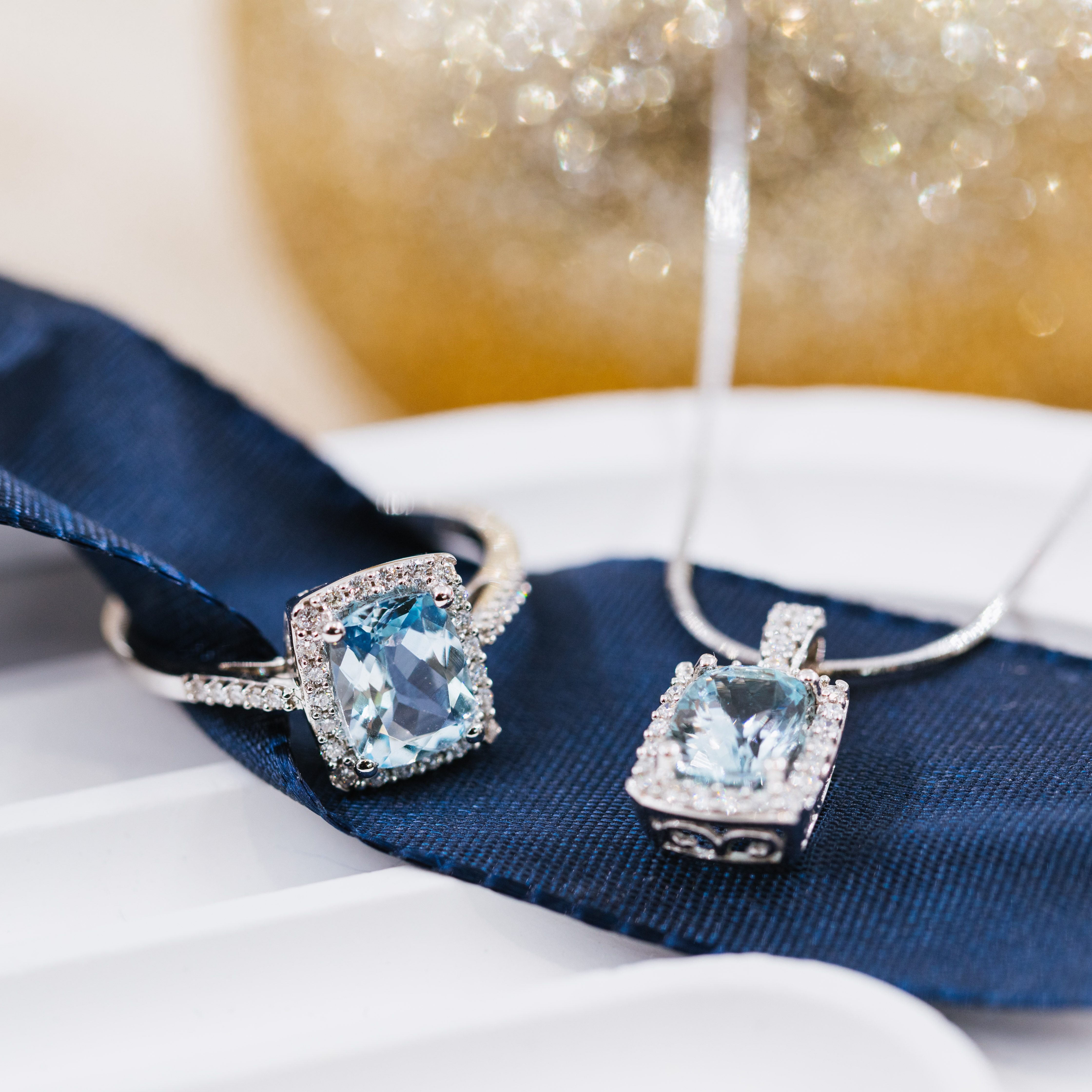 Bilde nummer 3 av Jacqueline anheng i 375 hvitt gull med diamanter 0,20 ct og akvamarin