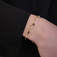 Bilde nummer 3 av Armbånd i forgylt stål med måne, stjerne og ferskvanssperler