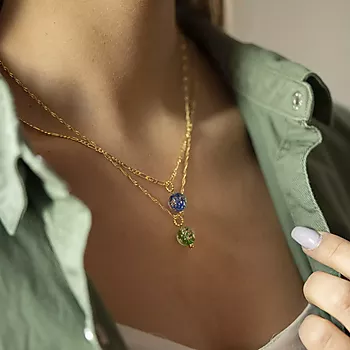 Bilde nummer 4 av Pan Jewelry, Smykke i 925 forgylt sølv med grønn glasskule