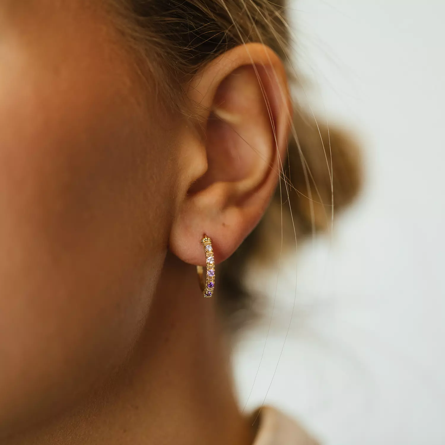 Bilde nummer 2 av Pan Jewelry, Øreringer i 585 gult gull med lilla zirkonia