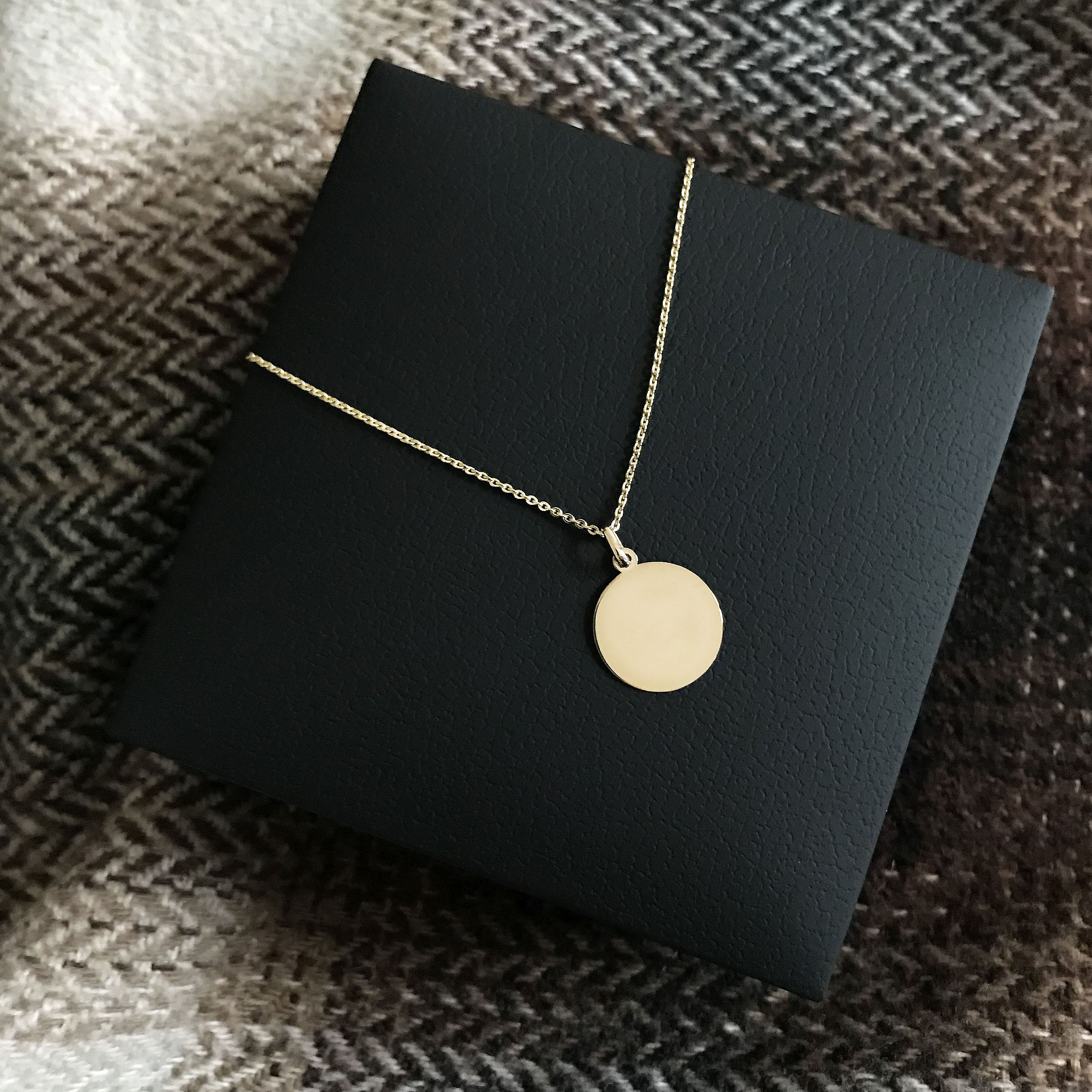 Bilde nummer 4 av Pan Jewelry, Anheng i 585 gult gull med rund graveringsplate