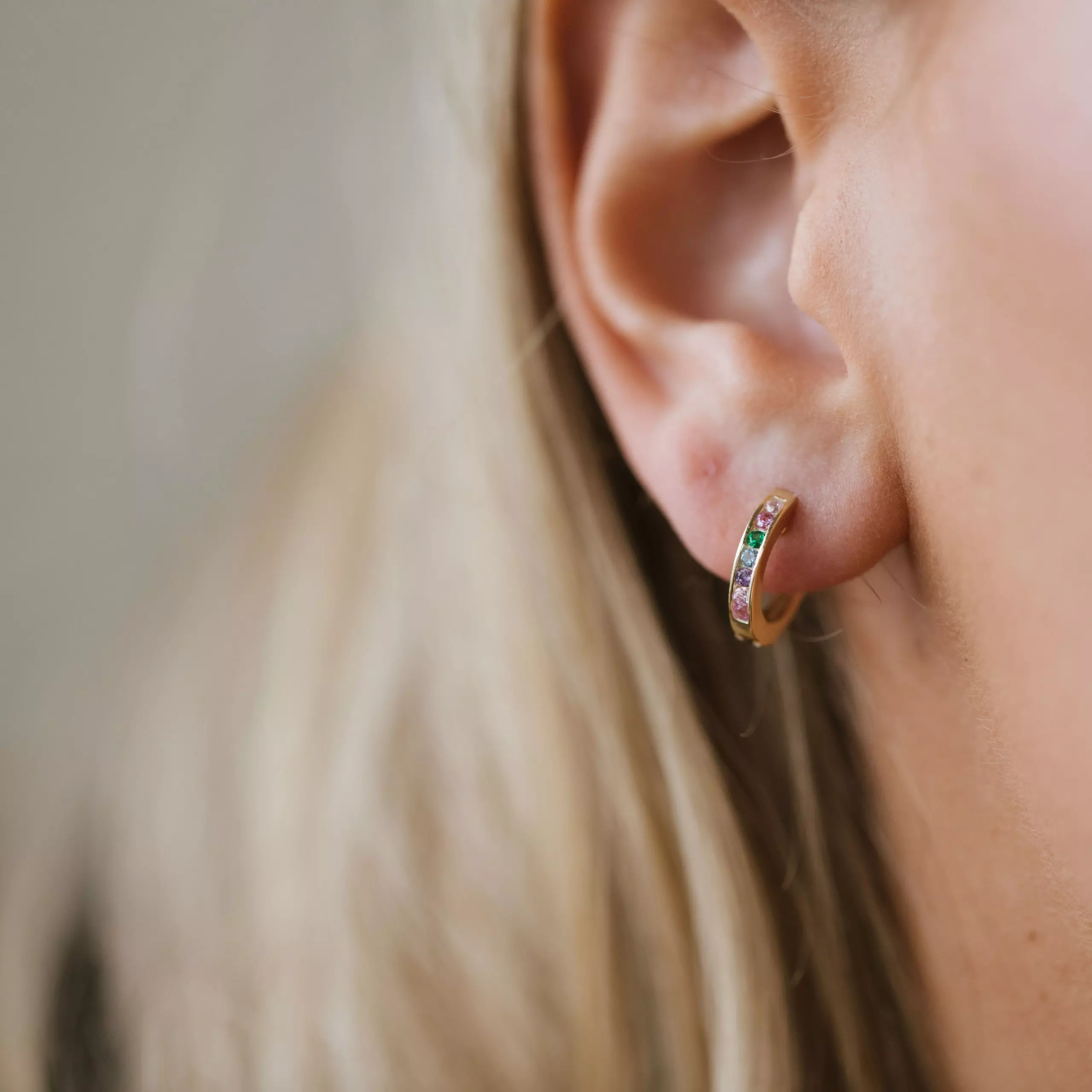Bilde nummer 3 av Pan Jewelry, Øreringer i forgylt sølv med zirkonia i mulitfarget