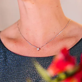 Bilde nummer 2 av Line smykke i 375 hvitt gull med diamanter 0,12 ct
