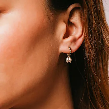 Bilde nummer 3 av Isle øreringer i 925 forgylt sølv med ferskvannsperler