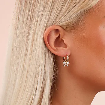 Bilde nummer 2 av Eira øreringer i forgylt messing med sløyfe