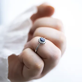 Bilde nummer 2 av Gold Collection, Ring i 585 hvitt gull med diamanter 0,14 ct og safir