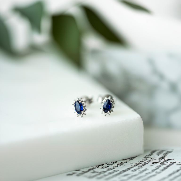 Bilde nummer 3 av Gold Collection, Øredobber i 585 hvitt gull med diamanter 0,08 ct og safir
