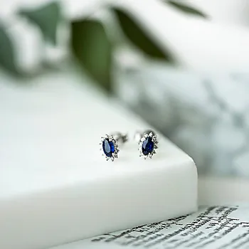 Bilde nummer 3 av Gold Collection, Øredobber i 585 hvitt gull med diamanter 0,08 ct og safir