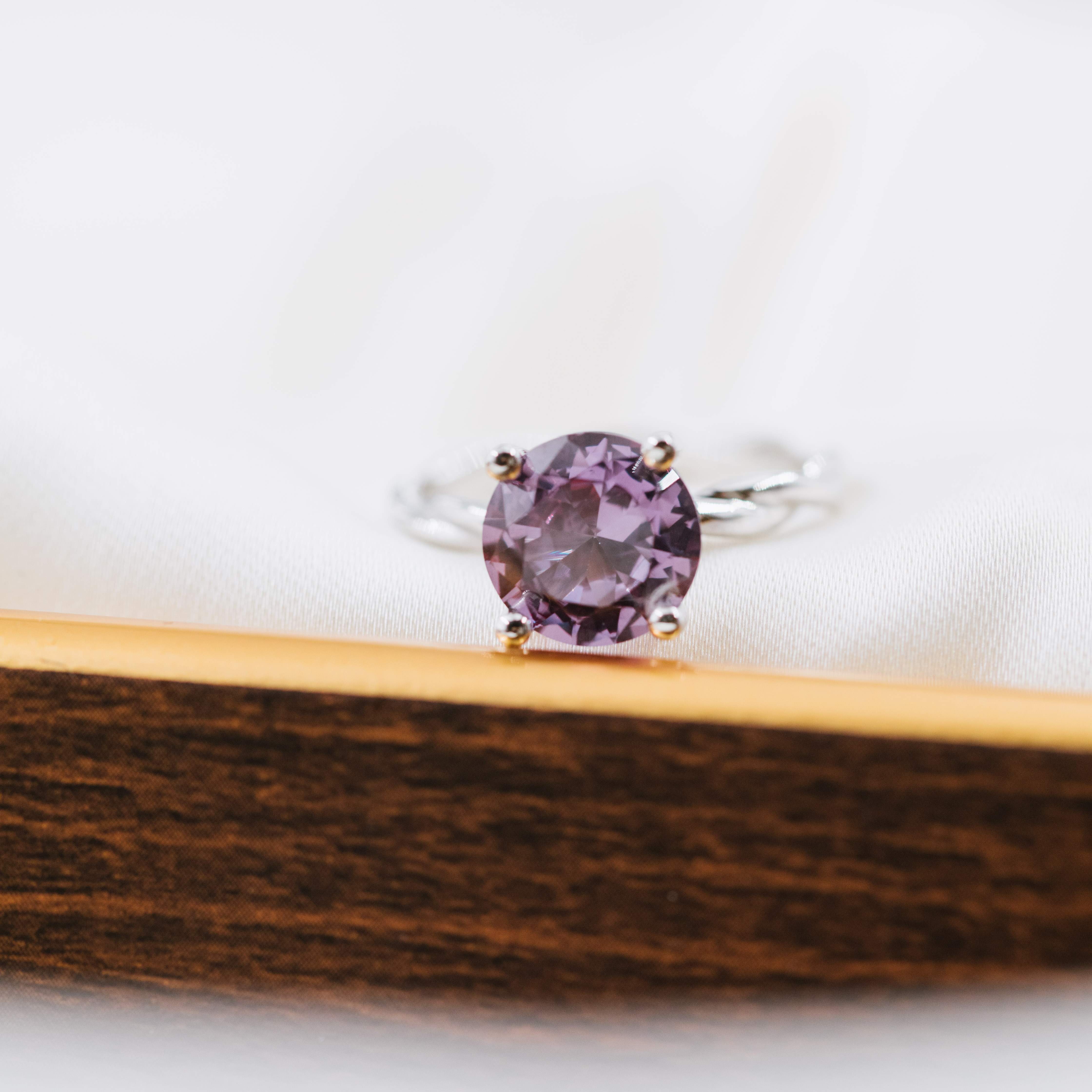 Bilde nummer 3 av Pan Jewelry Drops, Ring i 585 hvitt gull med syntetisk Alexandritt