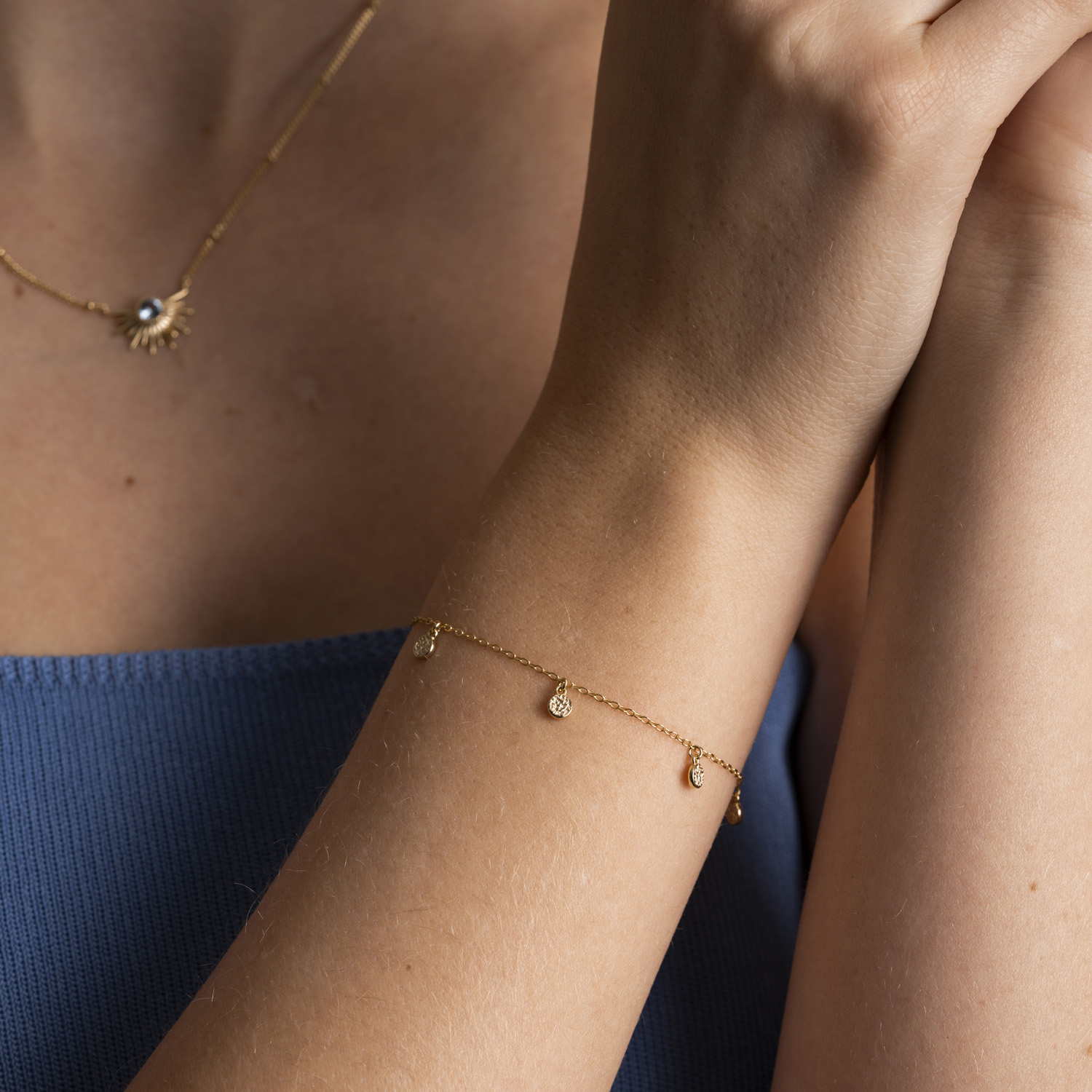 Bilde nummer 2 av Shapes by Gulldia, Mellow armbånd i forgylt 925 sølv med charms