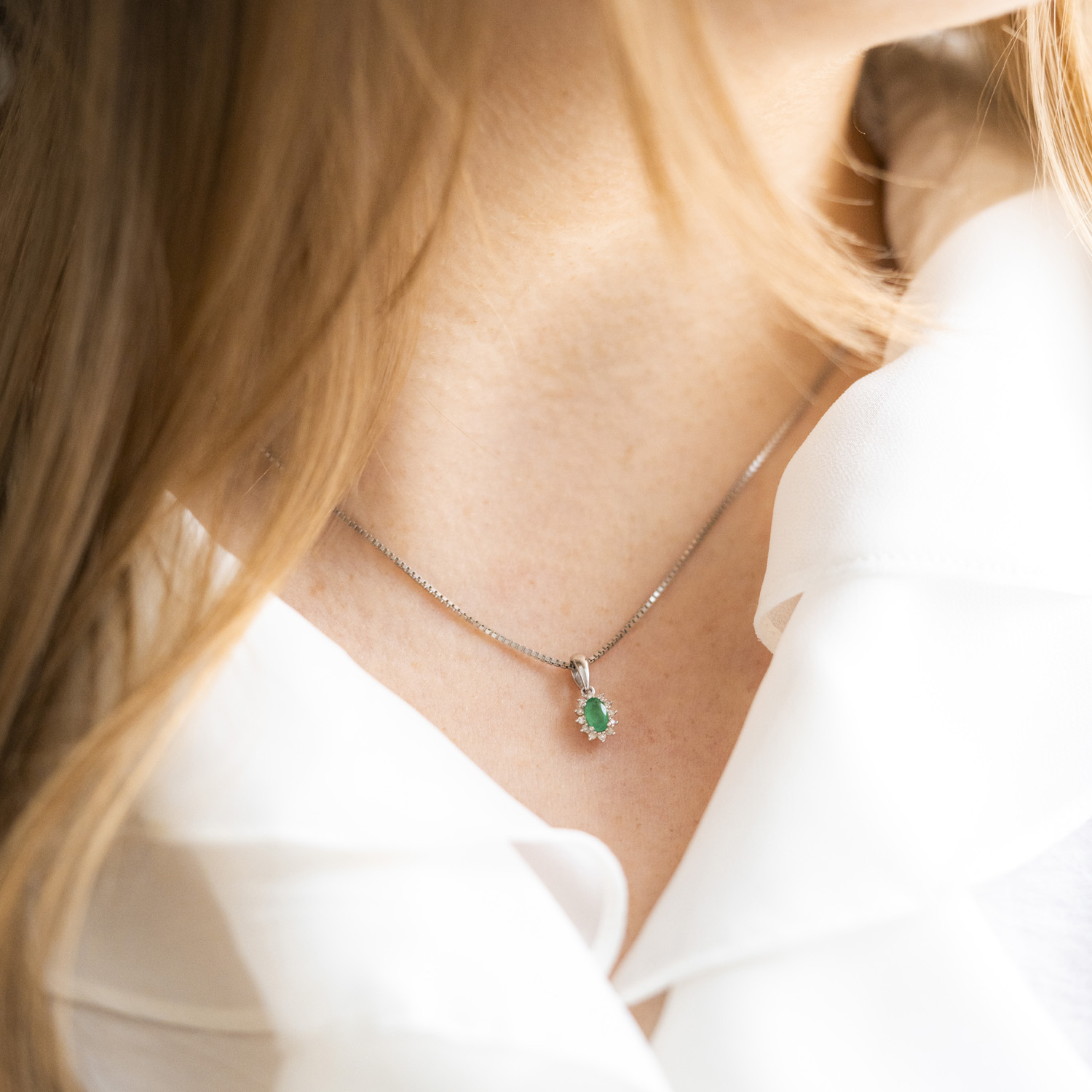 Bilde nummer 2 av Gold Collection, Anheng i 585 hvitt gull med diamanter 0,04 ct og smaragd