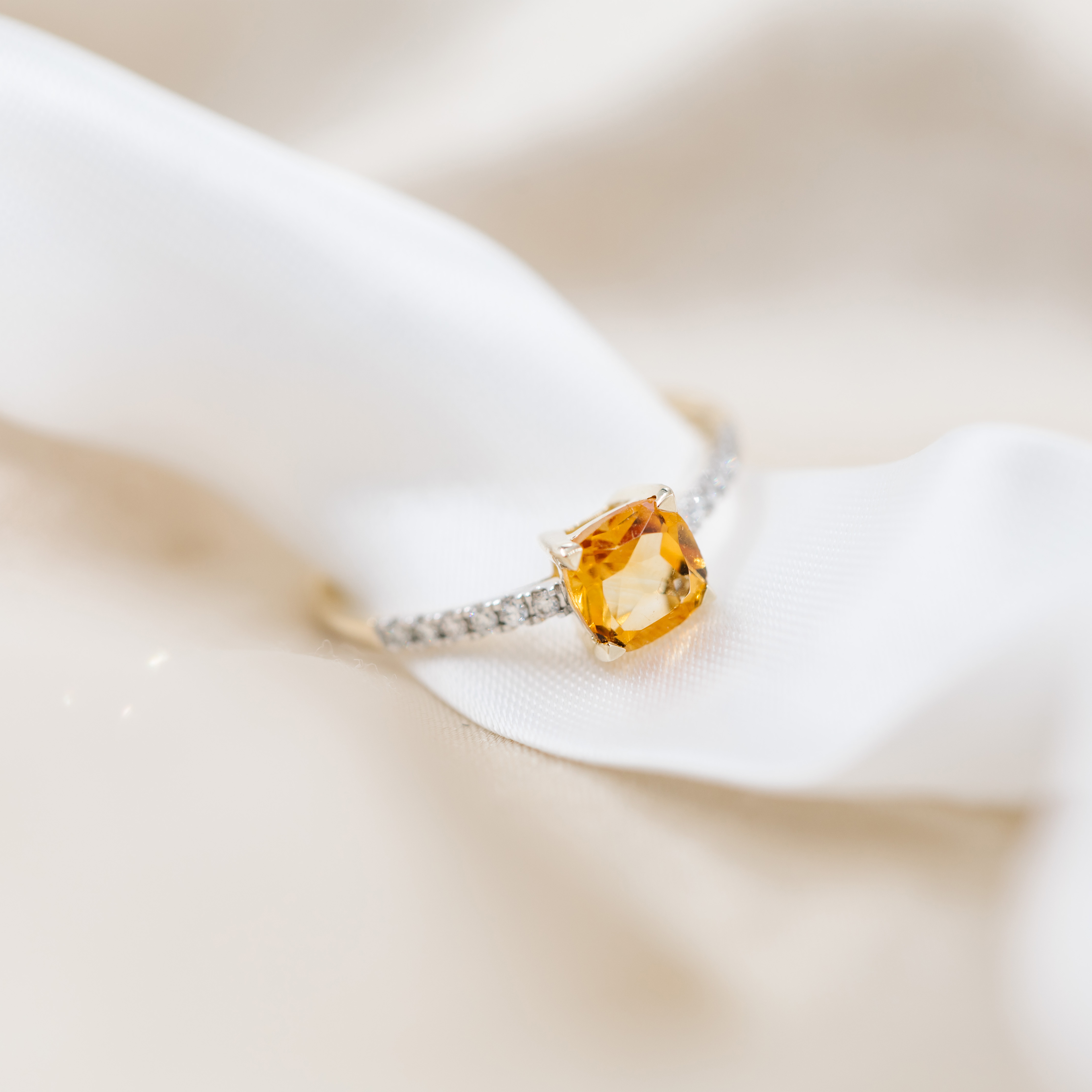 Bilde nummer 2 av Aurora diamantring i 585 gult gull med diamanter 0,10 ct og citrin