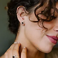 Bilde nummer 2 av Siena diamantøredobber i 585 gult gull 0,20 ct med røykkvarts