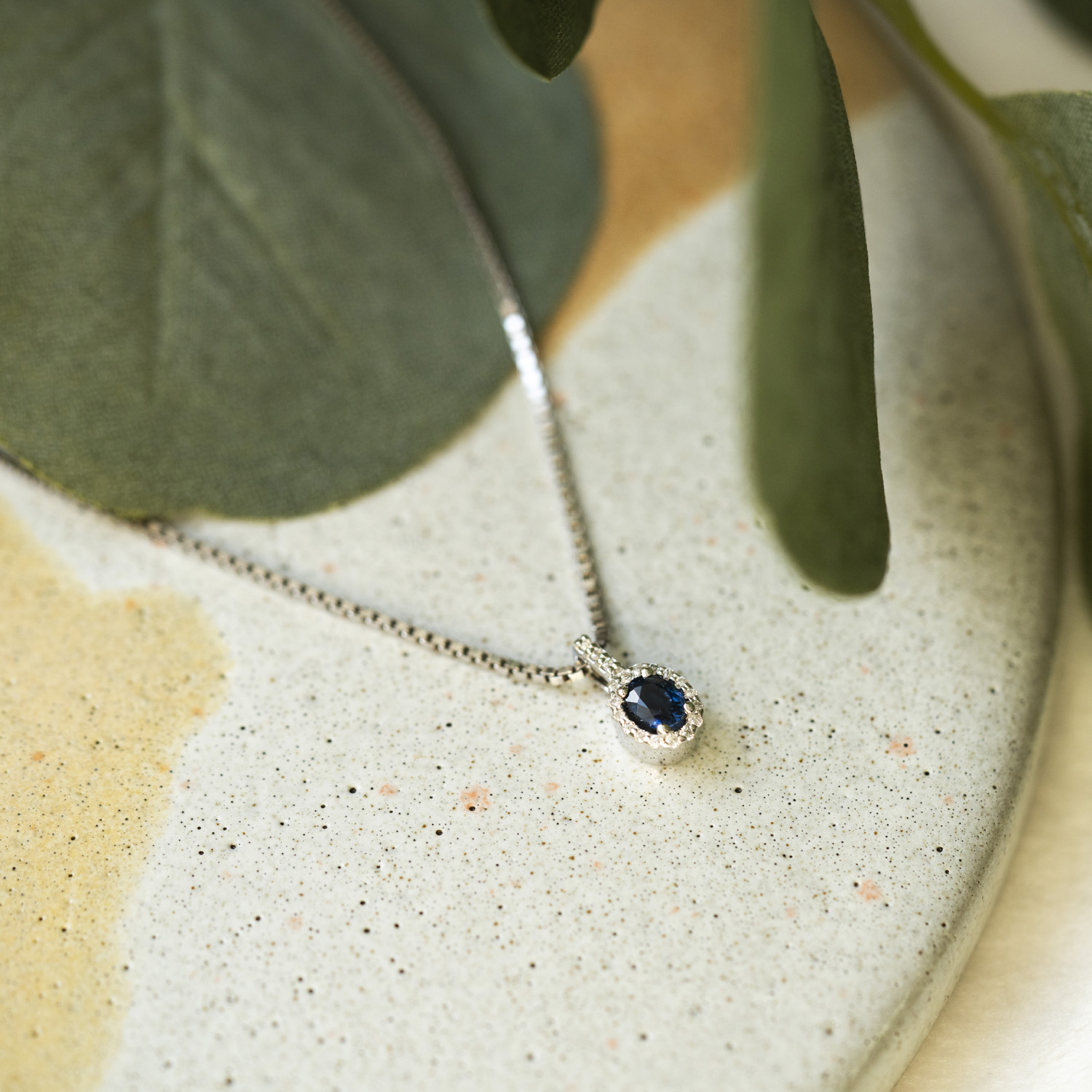 Bilde nummer 4 av Pan Jewelry, Anheng i 585 hvitt gull med diamanter 0,06 ct og safir
