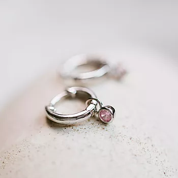 Bilde nummer 2 av Pan Jewelry, Øreringer i 925 sølv med rosa zirkonia