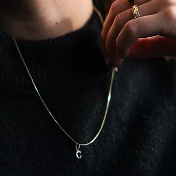 Bilde nummer 2 av Bokstavanheng i 585 gult gull