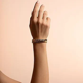 Bilde nummer 2 av Liddy armbånd i forgylt messing med strikk