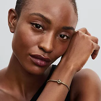 Bilde nummer 4 av Pandora Moments, Charms i 925 forgylt sølv med evighetsknute