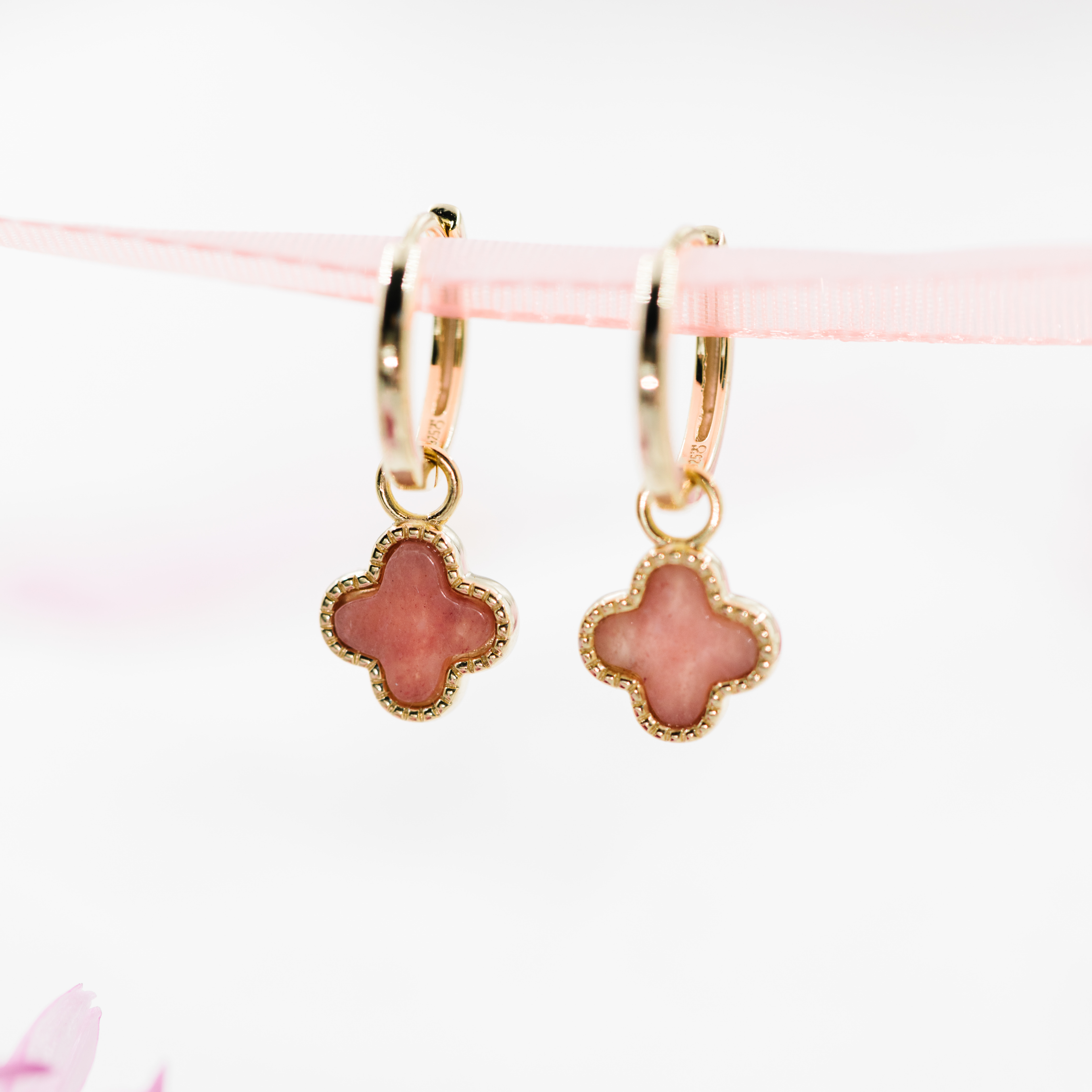 Bilde nummer 2 av Pan Jewelry, Kløver øreringer i forgylt 925 sølv med rosa rhodokrositt