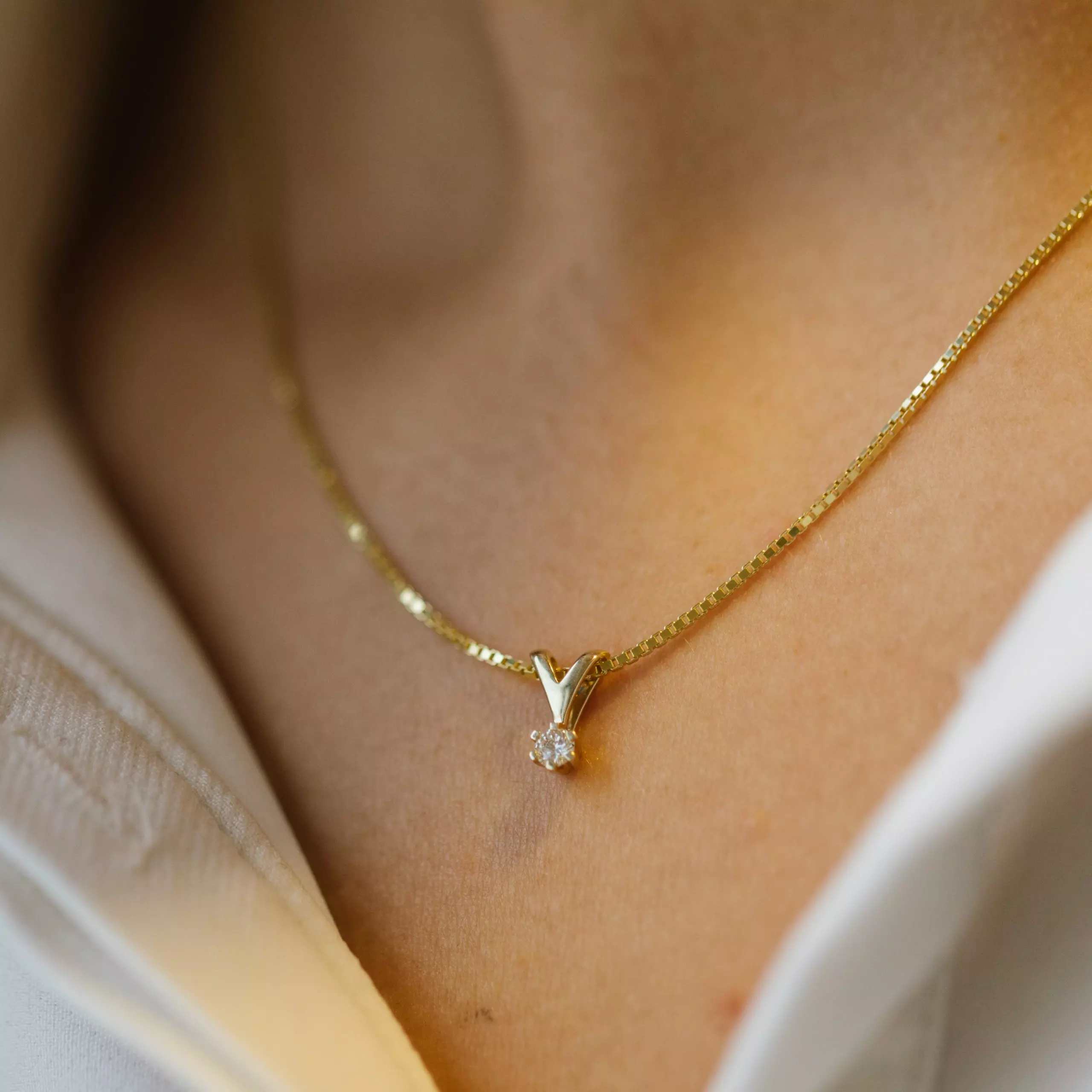 Bilde nummer 2 av Olivia anheng i 585 gult gull med diamant 0,10 ct