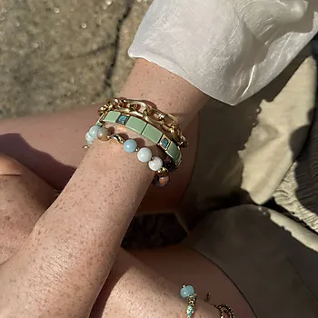 Bilde nummer 2 av Armbånd i messing med grønn emailje