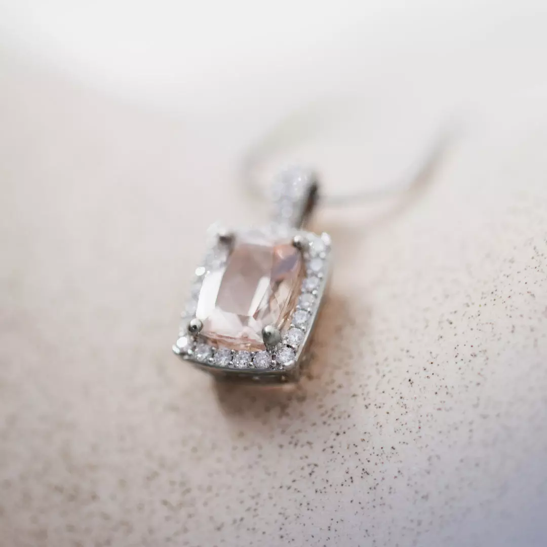 Bilde nummer 3 av Jacqueline anheng i 375 hvitt gull med diamanter 0,20 ct og morganitt