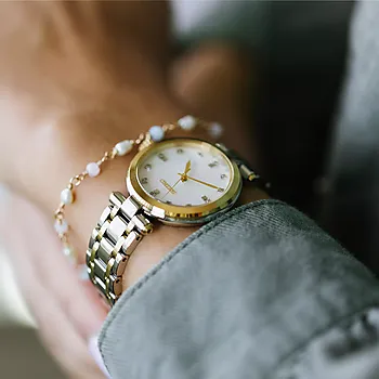 Bilde nummer 2 av Seiko, Basic dameklokke med diamanter og stållenke