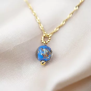 Bilde nummer 3 av Pan Jewelry, Anheng i 925 forgylt sølv med blå glasskule