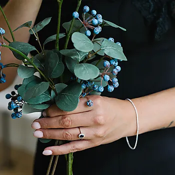 Bilde nummer 4 av Diamantring i 585 hvitt gull 0,14 ct med safir