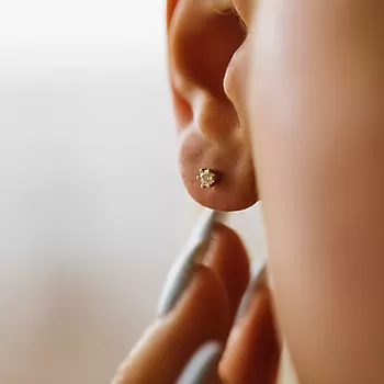 Bilde nummer 2 av Olivia øredobber i 585 gult gull med diamant 0,20 ct