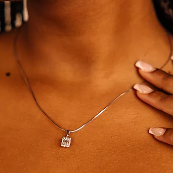 Bilde nummer 2 av Elizabeth anheng i 585 hvitt gull med diamanter 0,25 ct