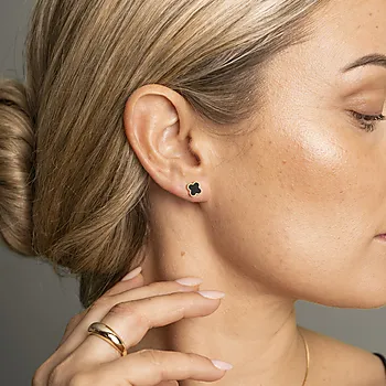 Bilde nummer 2 av Pan Jewelry, Kløver øredobber i forgylt 925 sølv med syntetisk sort agat