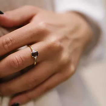 Bilde nummer 2 av Michelle diamantring i 585 gult gull med diamanter 0,10 ct og røykkvarts