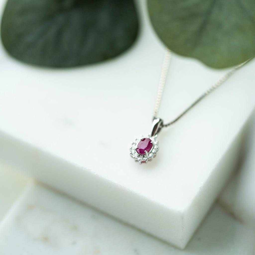 Bilde nummer 4 av Gold Collection, Anheng i 585 hvitt gull med diamanter 0,14 ct og rubin
