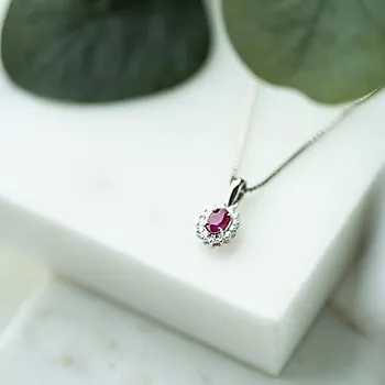 Bilde nummer 4 av Gold Collection, Anheng i 585 hvitt gull med diamanter 0,14 ct og rubin