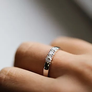 Bilde nummer 2 av Pan Jewelry, Angelica alliansering i 585 hvitt gull med diamanter 0,45 ct WSI