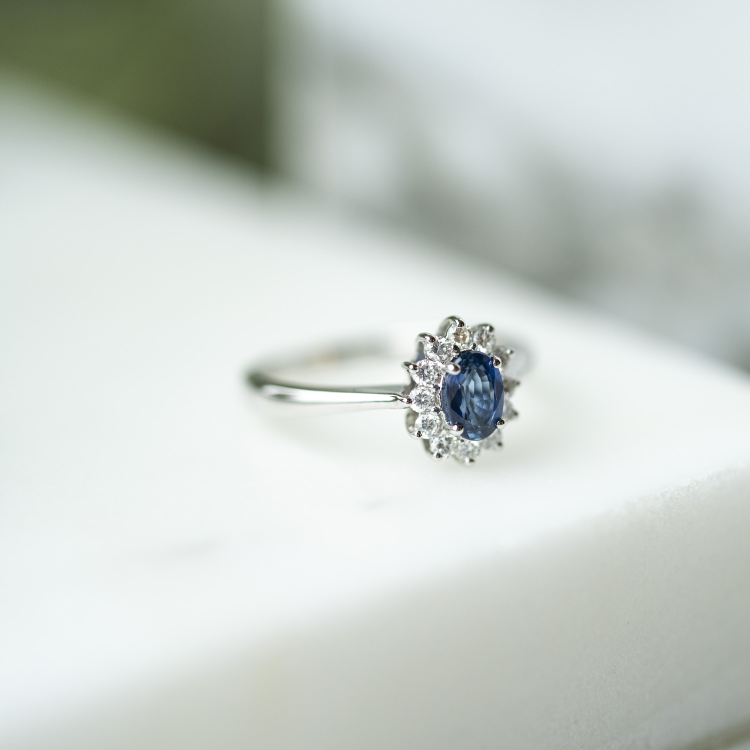Bilde nummer 2 av Gold Collection, Ring i 585 hvitt gull med diamanter 0,24 ct og safir