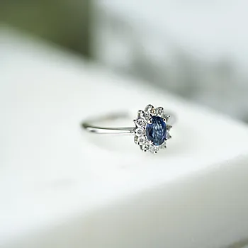 Bilde nummer 2 av Gold Collection, Ring i 585 hvitt gull med diamanter 0,24 ct og safir