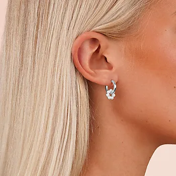 Bilde nummer 2 av Eira øreringer i messing med perle