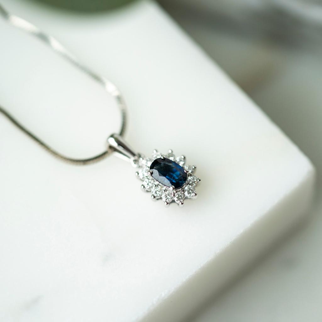 Bilde nummer 3 av Gold Collection, Anheng i 585 hvitt gull med diamanter 0,24 ct og safir
