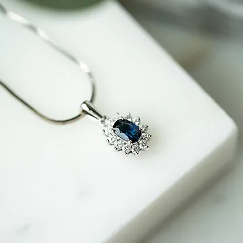 Bilde nummer 3 av Gold Collection, Anheng i 585 hvitt gull med diamanter 0,24 ct og safir