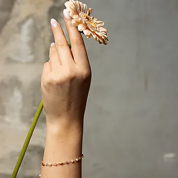 Bilde nummer 3 av Shapes by Gulldia, Raven armbånd i forgylt 925 sølv med naturstener