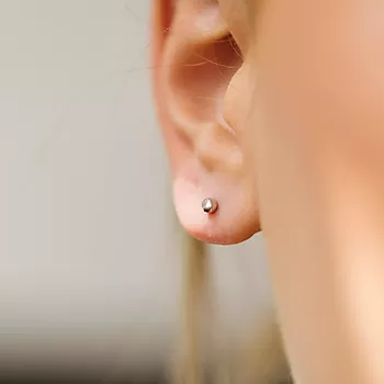 Bilde nummer 2 av Pan Jewelry, Øredobber i 585 hvitt gull kule, 3 mm