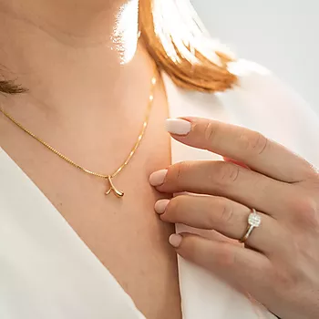Bilde nummer 2 av Pan Jewelry, Anheng i 585 gult gull med vridd blad