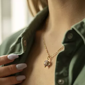 Bilde nummer 4 av Pan Jewelry, Anheng i 925 forgylt sølv med lyserosa glasskule
