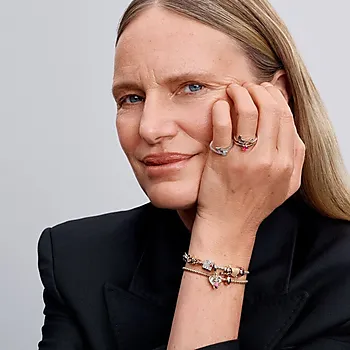 Bilde nummer 4 av Pandora Moments, Charms i 925 forgylt sølv med LOVE
