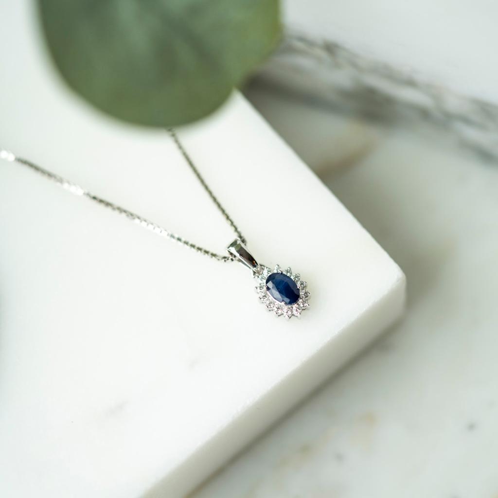 Bilde nummer 4 av Gold Collection, Anheng i 585 hvitt gull med diamanter 0,14 ct og safir