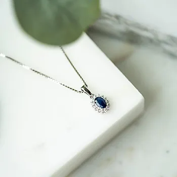 Bilde nummer 4 av Gold Collection, Anheng i 585 hvitt gull med diamanter 0,14 ct og safir