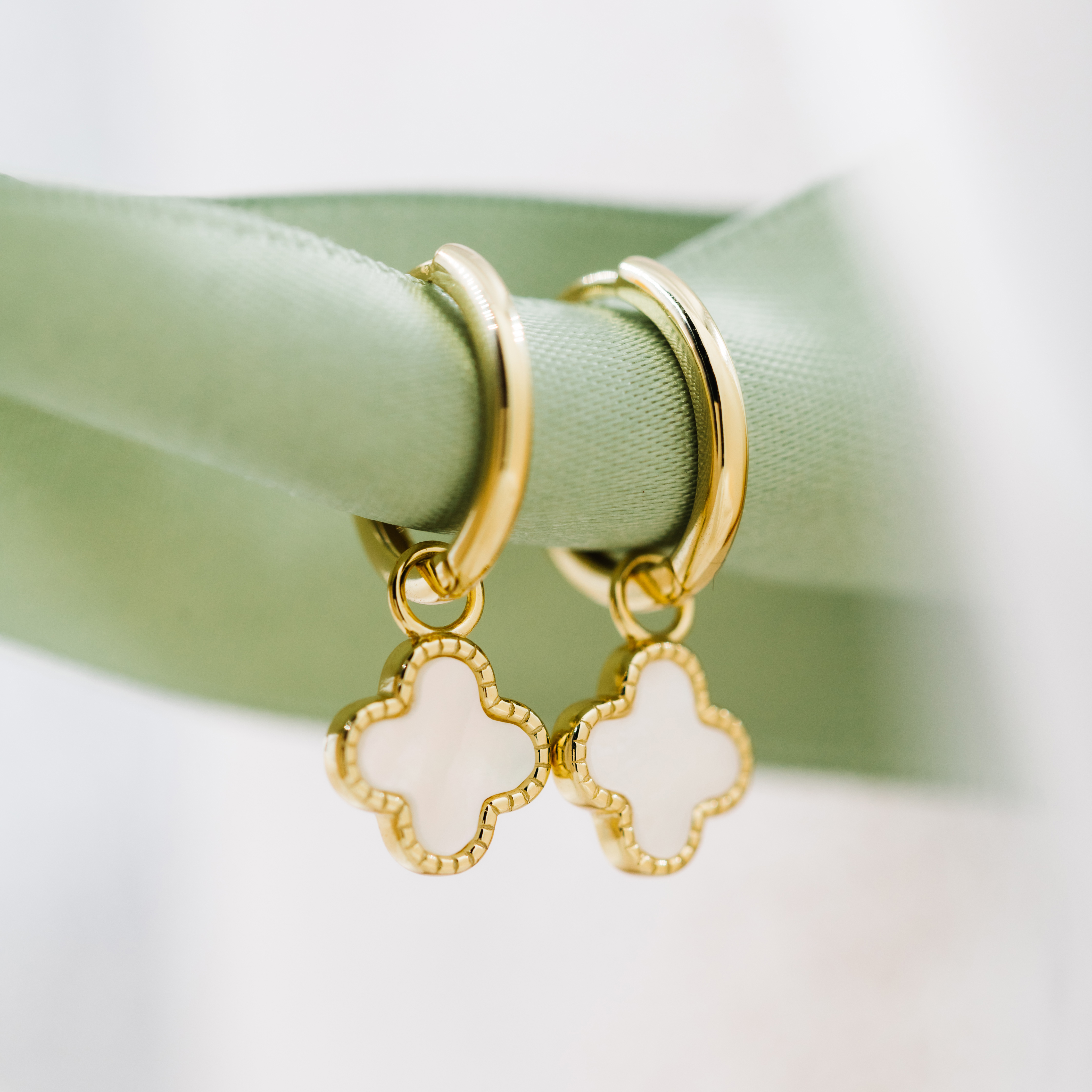 Bilde nummer 3 av Pan Jewelry, Kløver øreringer i forgylt 925 sølv med perlemor